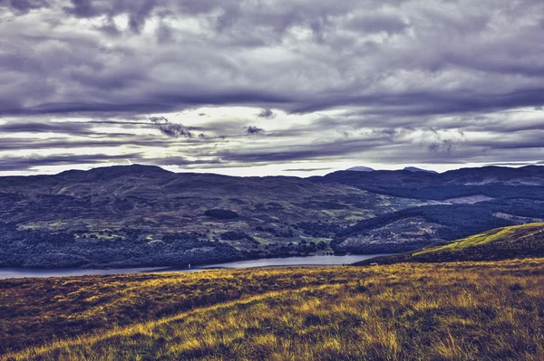 Imagem HDR de Loch Tay vista do Parque Nacional Lawers, Escócia — Fotografia de Stock