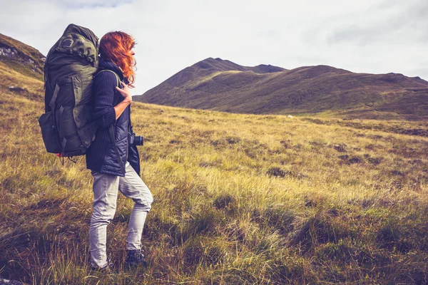 Sırt çantası ile vahşi doğa yürüyüşü kadınla — Stok fotoğraf