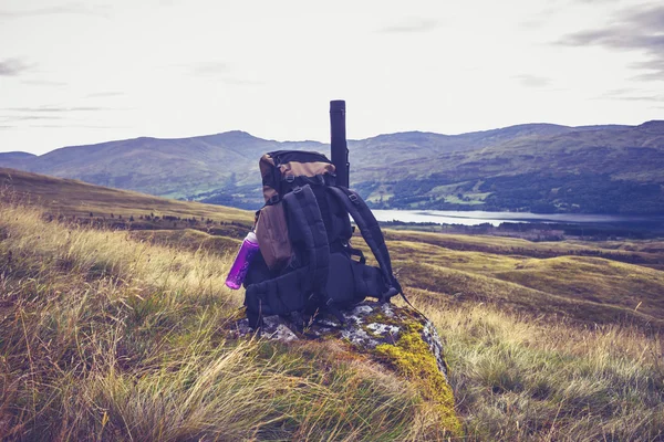 Abandoned backpack in the wilderness — Stock Photo, Image