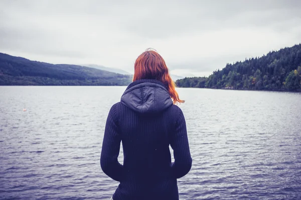 Vrouw bewonderen stilte van het meer — Stockfoto