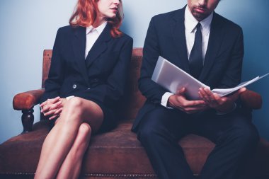 şirket raporu okurken bir adam arayan kadın