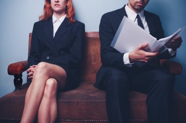 şirket raporu okurken iş adamı