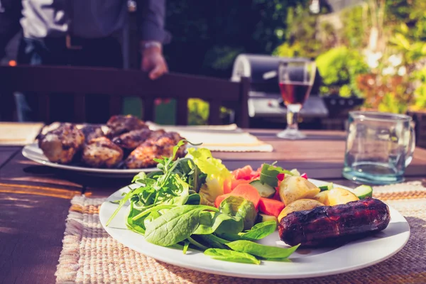 Салат, ковбаса та курка в сімейному барбекю — стокове фото