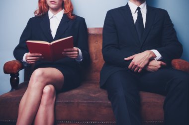 mülakata girmek için bekleyen kadın ve erkek