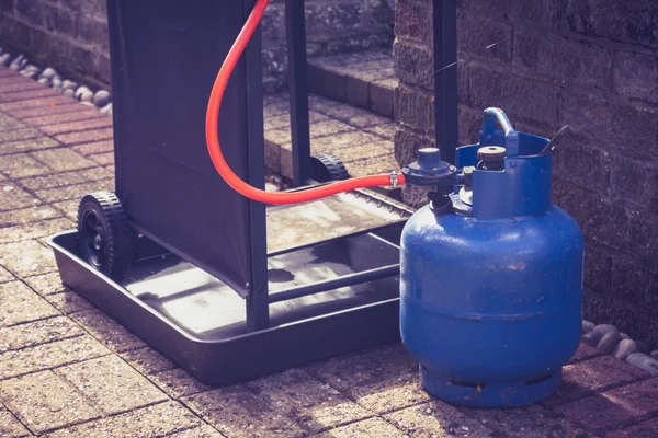 Gas canister en draagbare barbecue — Stockfoto