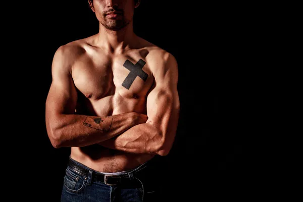 Giovane uomo muscoloso con tatuaggi — Foto Stock