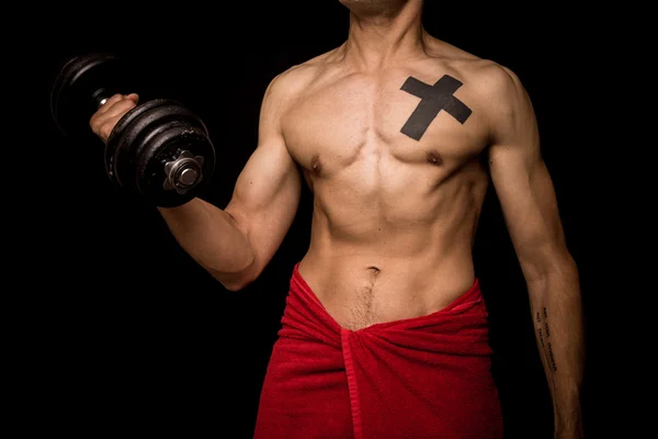 Mladý atletický muž shirtless pózuje na černém pozadí — Stock fotografie