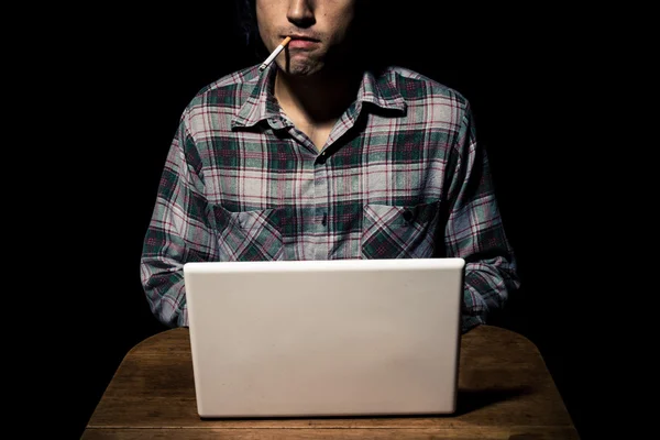 Sigara İçilmeyen adam dizüstü bilgisayarda çalışan — Stok fotoğraf