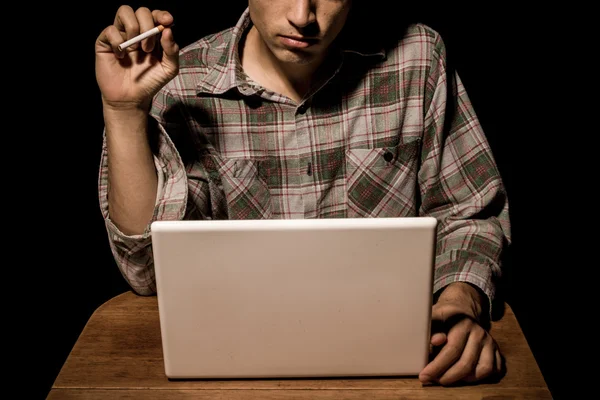 Muž kouření cigaret na laptop — Stock fotografie