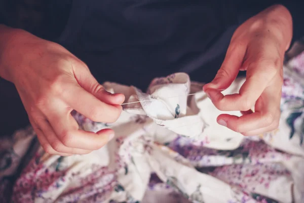 Close up on woman's hands sewing — Stock Photo, Image