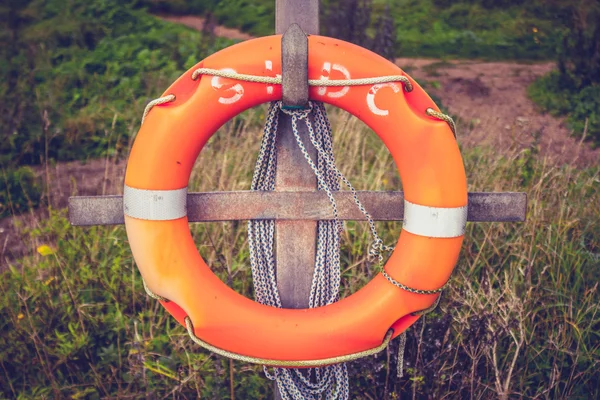 Life buoy on post at the beach — Stock Photo, Image