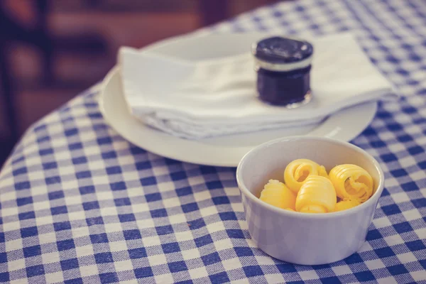 Manteiga e geléia na mesa de café da manhã — Fotografia de Stock