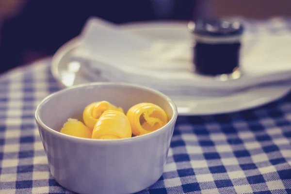 Manteiga e geléia na mesa de café da manhã — Fotografia de Stock