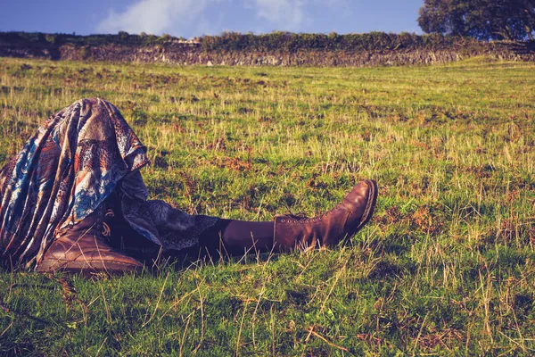 Zblízka na ženské nohy, jak leží v trávě — Stock fotografie