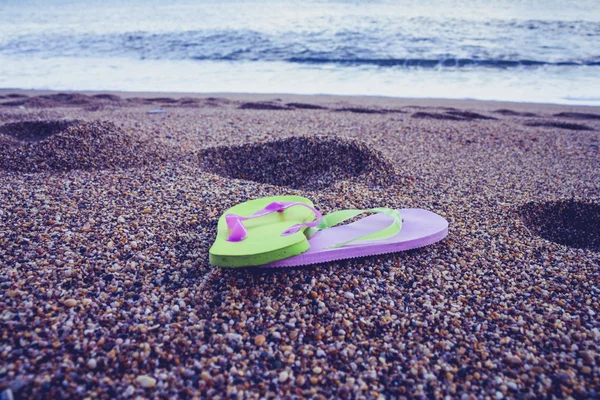 Flip flop sandals on the beach — Stock Photo, Image