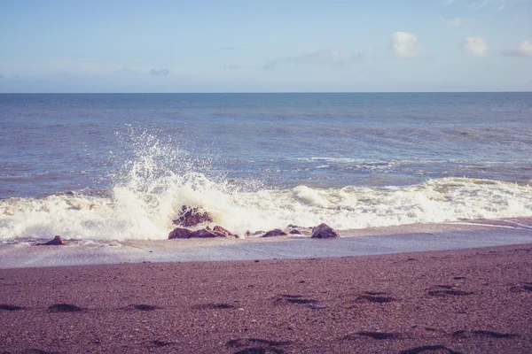 Shingle Plajı üzerinde çökmesini dalgaları — Stok fotoğraf