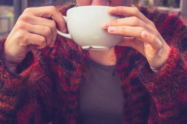 kadın olarak kahve içme soğuk günde yün jumper