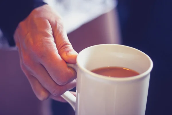 De cerca en la mano de la mujer sosteniendo taza — Foto de Stock