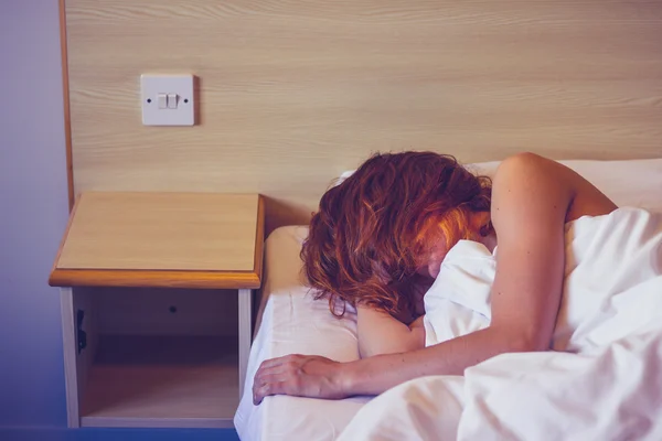Kvinna som sover i hotellrum — Stockfoto