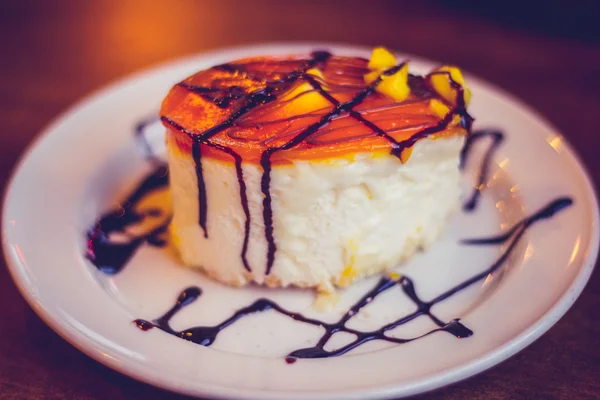 Bolo de queijo sem glúten com molho de chocolate — Fotografia de Stock