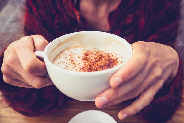 Woman in wool jumper drinking coffee on cold day — Stock Photo, Image