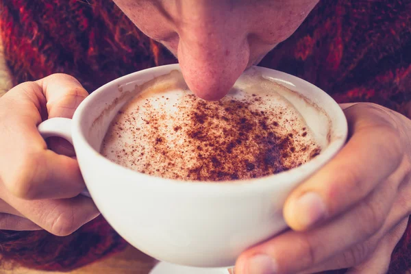 Žena v vlněný svetr pití kávy na chladný den — Stock fotografie