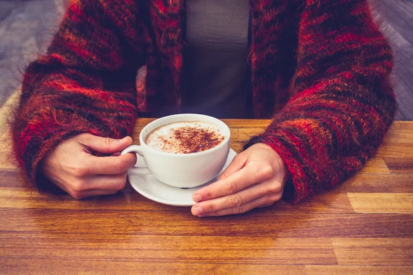 Mujer en jersey de lana bebiendo café en día frío —  Fotos de Stock