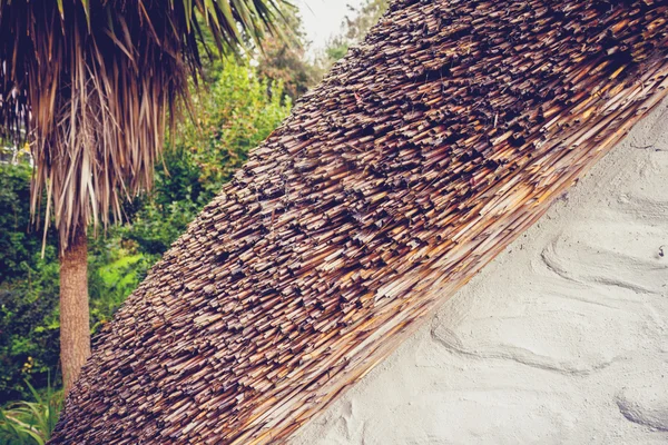 Straw roof on white traditional cottage — Stock Photo, Image