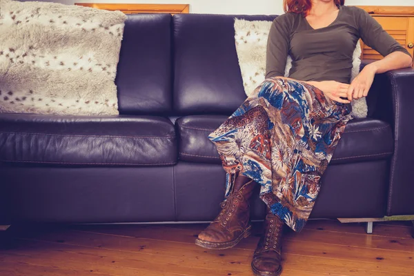 Kvinna avkopplande på en soffa — Stockfoto