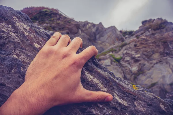 Main de l'homme sur le rocher — Photo