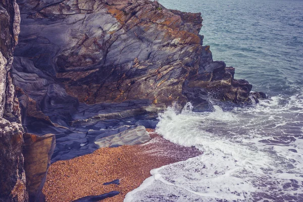 Onde che si infrangono sulla spiaggia e rocce — Foto Stock