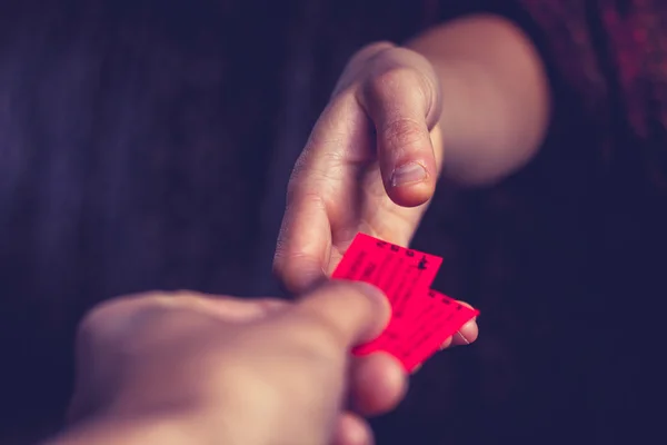 Biglietti scambiarsi di mano — Foto Stock