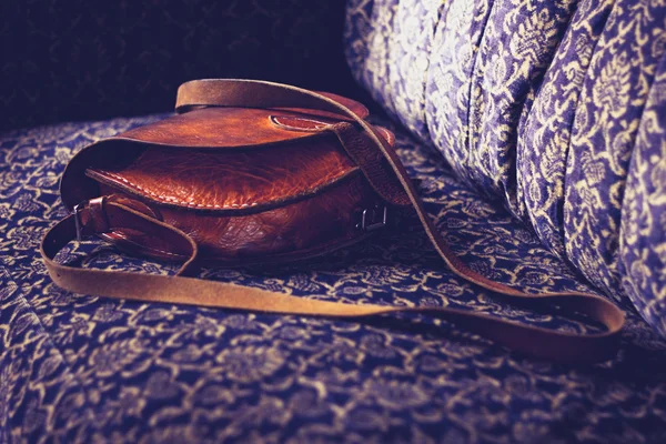 Шкіряна сумка на старовинному дивані — стокове фото