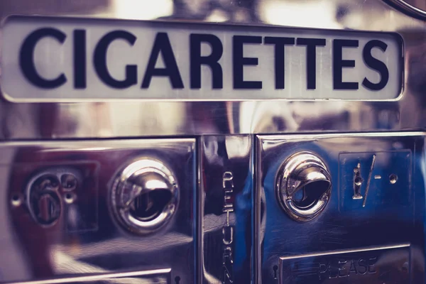 旧的香烟自动贩卖机 — 图库照片