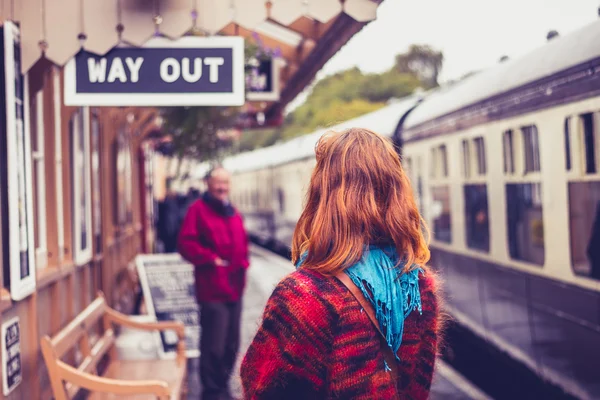 Jonge vrouw op treinstation — Stockfoto