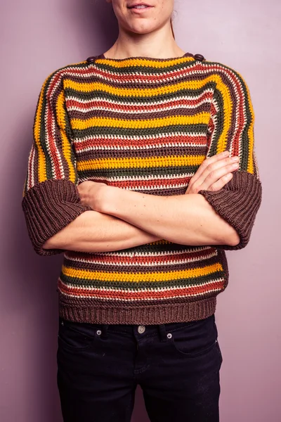 Young woman standing with her arms crossed — Stock Photo, Image