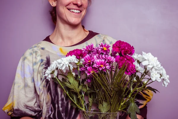Giovane donna felice con mazzo di fiori freschi — Foto Stock