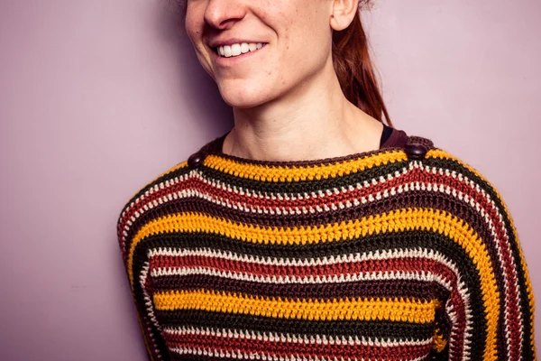 Senyum wanita muda dalam jumper berwarna-warni — Stok Foto