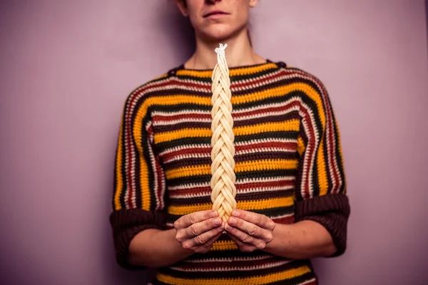 Jonge vrouw met religieuze kaars — Stockfoto