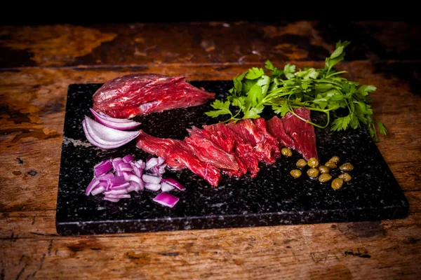 Filet américain ingrediënten op hakken bestuur — Stockfoto