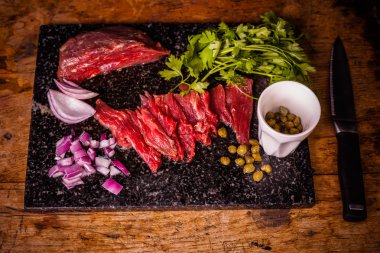 doğrama kurulu üzerinde steak tartare malzemeler