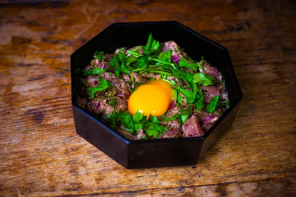 Taze çiğ yumurta sarısı ile steak tartare yaptı — Stok fotoğraf