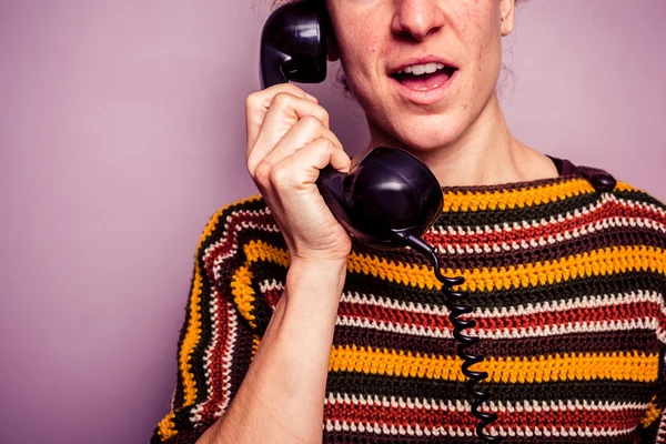 Verrast jonge vrouw praten aan de telefoon — Stockfoto