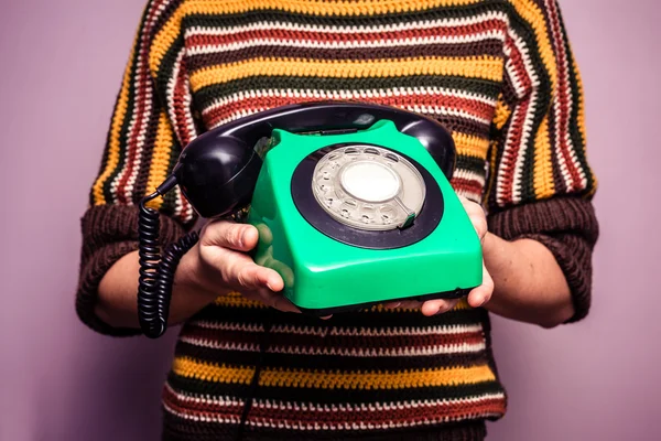 Jovem com telefone rotativo antigo — Fotografia de Stock