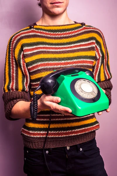 Jovem com telefone rotativo antigo — Fotografia de Stock