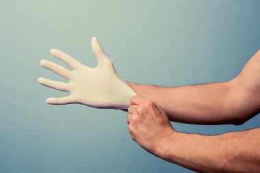 cerrahi eldiven koyarak sağlığı uzmanı