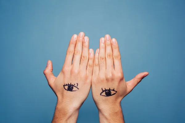 Mãos com olhos pintados sobre eles — Fotografia de Stock