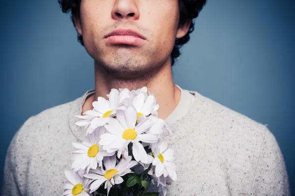 Triste e rejeitado homem com um buquê de flores — Fotografia de Stock