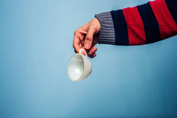 Mão de homem segurando copo vazio — Fotografia de Stock