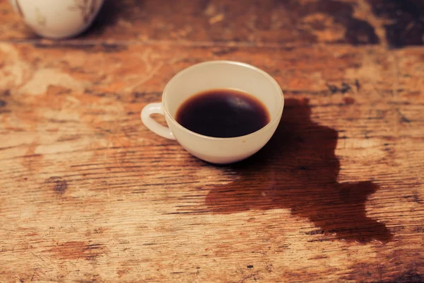 木のテーブルの上のコーヒーカップ — ストック写真